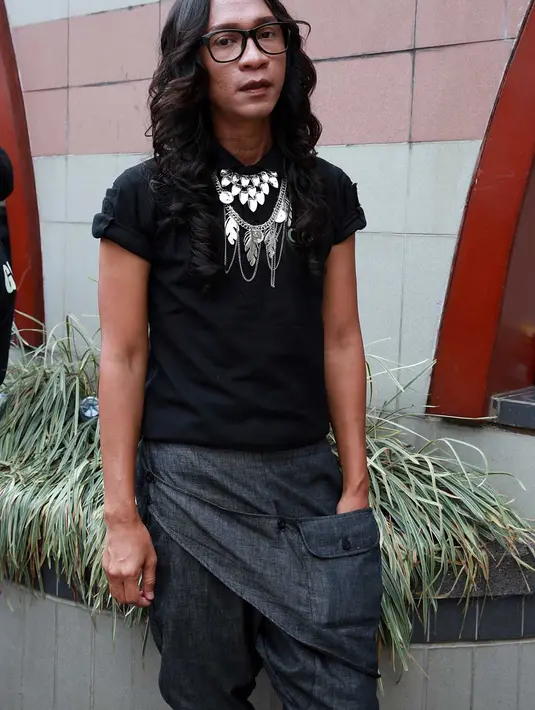 Tampil santai dengan busana hitamnya, Aming tampak siap menikmati alunan musik di Kampung GASS 2 di Ssabuga, Bandung pada Rabu (19/8/2015). (Deki Prayoga/Bintang.com)