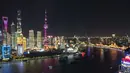 Pertunjukan cahaya di kawasan Lujiazui, Shanghai, China timur (4/11/2020). Sebuah pertunjukan cahaya bertema gelaran Pameran Impor Internasional China (China International Import Expo/CIIE) digelar di Lujiazui pada Rabu (4/11). (Xinhua/Zhang Haofu)
