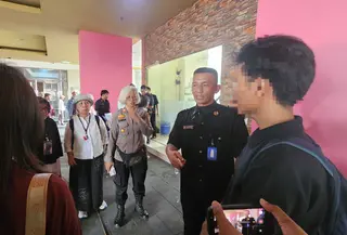 Aparat kepolisian dan petugas keamanan apartemen Saladin Mansion Depok saat mengamankan pasangan tidak sah yang kedapatan menyewa unit kamar. (Liputan6.com/Dicky Agung Prihanto)