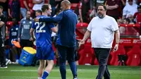 Manajer Nottingham Forest asal Portugal, Nuno Espirito Santo (tengah), berbicara dengan gelandang Leicester City asal Inggris #22, Oliver Skipp (kiri), dan pemilik Nottingham Forest asal Yunani, Evangelos Marinakis (kanan), di akhir pertandingan Liga Primer Inggris antara Nottingham Forest dan Leicester City di The City Ground di Nottingham, Inggris bagian tengah, pada 11 Mei 2025. Nottingham Forest dan Leicester City menyamakan kedudukan 2-2. (JUSTIN TALLIS/AFP)