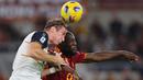 Bek Lecce, Federico Baschirotto (kiri) berduel udara dengan striker AS Roma, Romelu Lukaku pada laga pekan ke-11 Liga Italia 2023/2024 di Olimpico Stadium, Roma, Senin (6/11/2023) dini hari WIB. (AFP/Alberto Pizzoli)