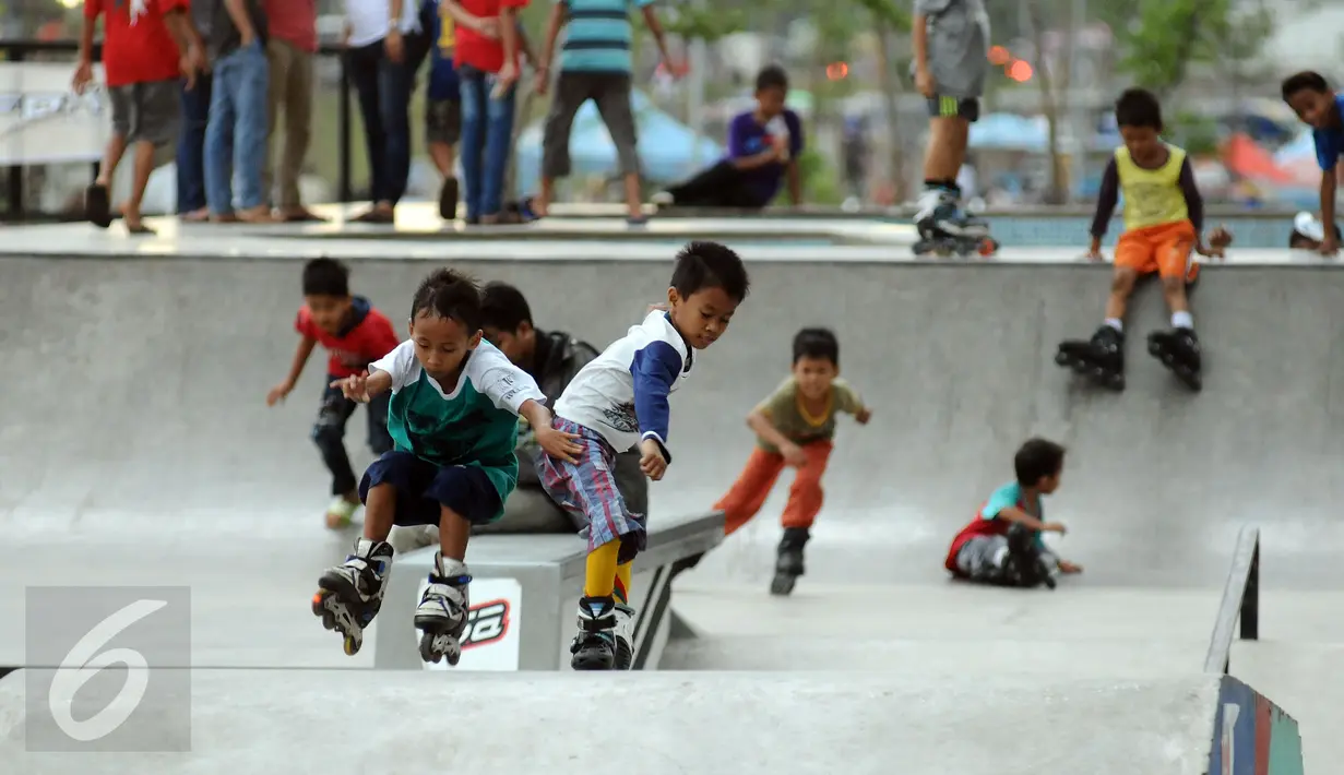 Beberapa anak bermain sepatu roda di areal RPTRA Kalijodo, Jakarta, Selasa (28/3). Sejumlah warga menghabiskan libur Hari Raya Nyepi dengan mengajak putera puterinya bermain di areal RPTRA Kalijodo. (Liputan6.com/Helmi Fithriansyah)