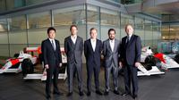 (Kiri-kanan) Chief Officer of Motorsport Honda Yasuhisa Arai, Jenson Button, Kevin Magnussen, Fernando Alonso dan CEO McLaren Ron Dennis.