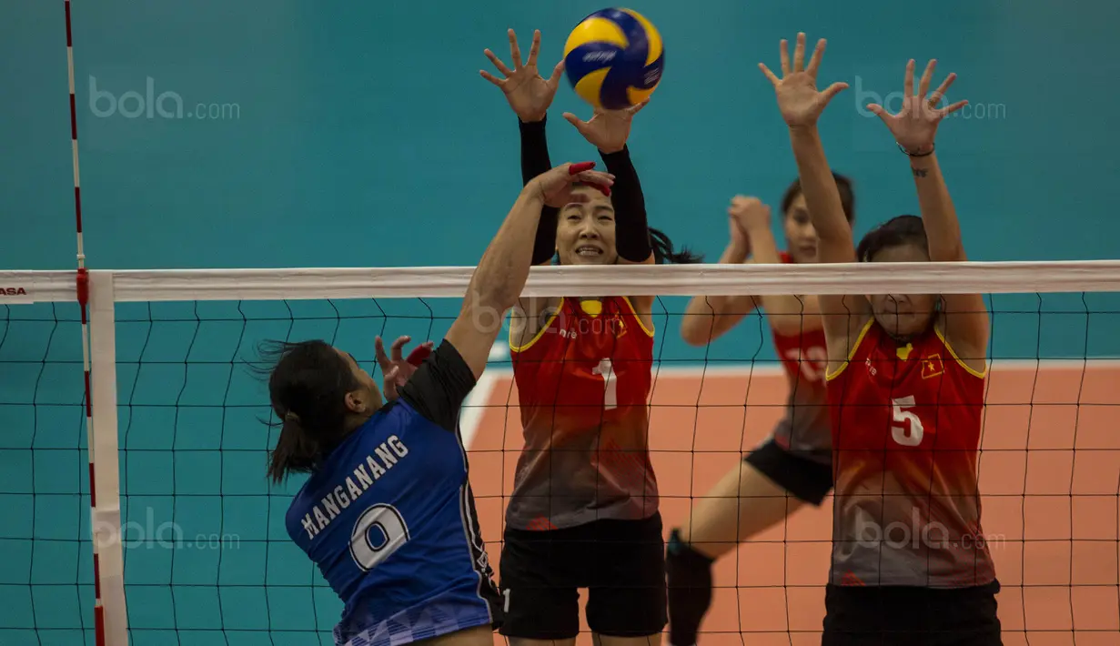 Pevoli Indonesia, Aprilia Manganang, melakukan smash saat melawan Vietnam pada laga SEA Gmaes di MITEC, Kuala Lumpur, Sabtu (26/8/2017). Indonesia lolos ke final setelah menang 3-2 atas Vietnam. (Bola.com/Vitalis Yogi Trisna)