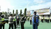 Kapolresta Banyuwangi Kombes Pol Nasrun Pasaribu Menyematkan pita sebagai data dimulai opersi keselamatan semeru 2022 di Banyuwangi. (Istimewa)