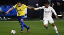 Pemain Cadiz Alvaro Negredo (kiri) berebut bola dengan pemain Real Madrid Casemiro pada pertandingan La Liga Spanyol di Stadion Ramon Carranza, Cadiz, Spanyol, Rabu (21/4/2021). Real Madrid menang 3-0. (AP Photo/Jose Breton)