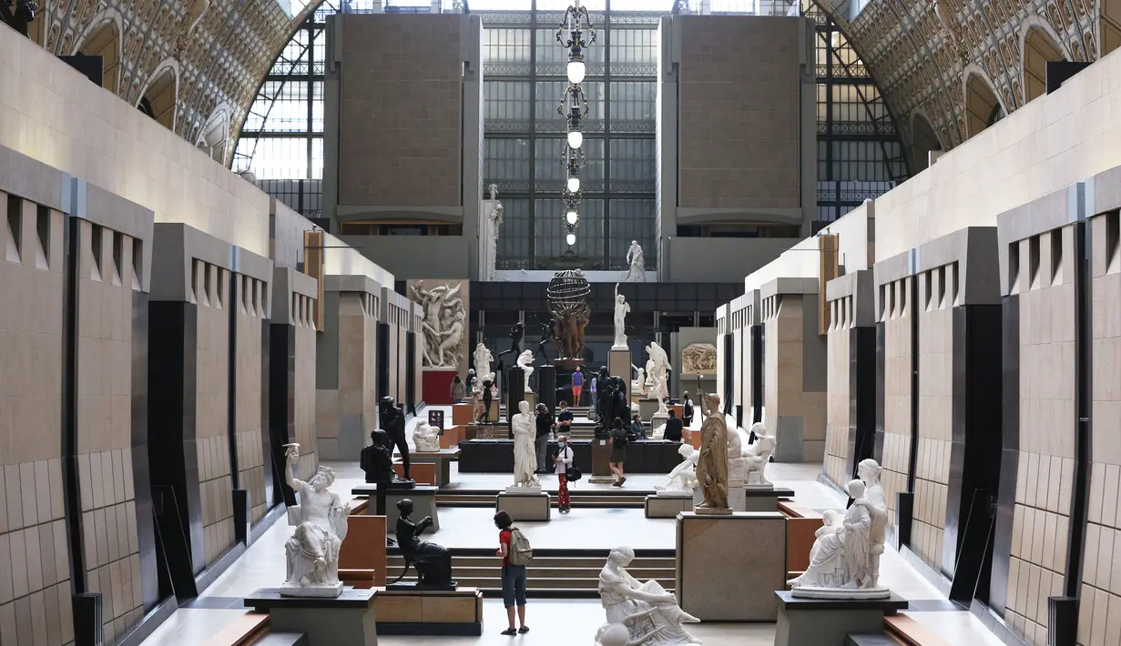 Sejumlah pengunjung yang mengenakan masker mengunjungi Musee d'Orsay saat museum itu dibuka kembali untuk umum di Paris, Prancis (23/6/2020). Musee d'Orsay (Museum Orsay) pada Selasa (23/6) membuka kembali pintunya untuk umum setelah sempat ditutup. (Xinhua/Gao Jing)