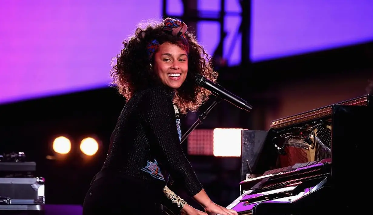 Ibunda Alicia Keys adalah seorang Kaukasian, setengah Italia dan setengah Inggris, Irlandia dan juga Scotlandia. Sementara sang ayah adalah seorang Afrika-Amerika. (GARY GERSHOFF / GETTY IMAGES NORTH AMERICA / AFP)