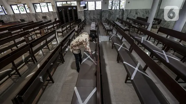 FOTO: Persiapan Kenormalan Baru di Gereja
