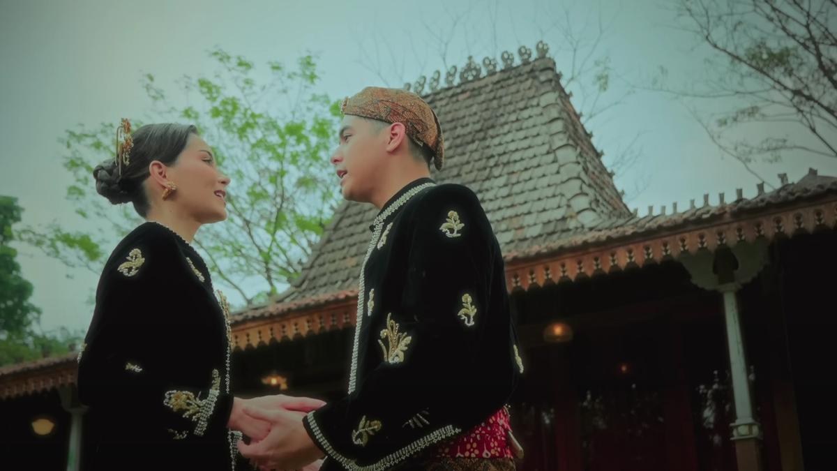 5 Potret Alyssa Daguisse dan Al Ghazali Berbalut Busana Adat Jawa di MV Terbaru Dewa 19