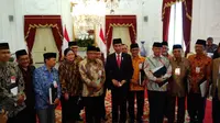 Presiden Jokowi didampingi sejumlah menteri dan ormas saat mengumumkan Perpres Penguatan Pendidikan Karakter. (Liputan6.com/Ahmad Romadoni)