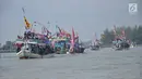 Nelayan Desa Sendang Sikucing Kendal, Jawa Tengah melakukan ritual pesta laut  di muara pantai, Minggu (7/10). Ritual ini sebagai syukuran atas berlimpahnya hasil ikan dan keselamatan nelayan saat melaut di laut Utara Jawa. (Liputan6.com/Gholib)