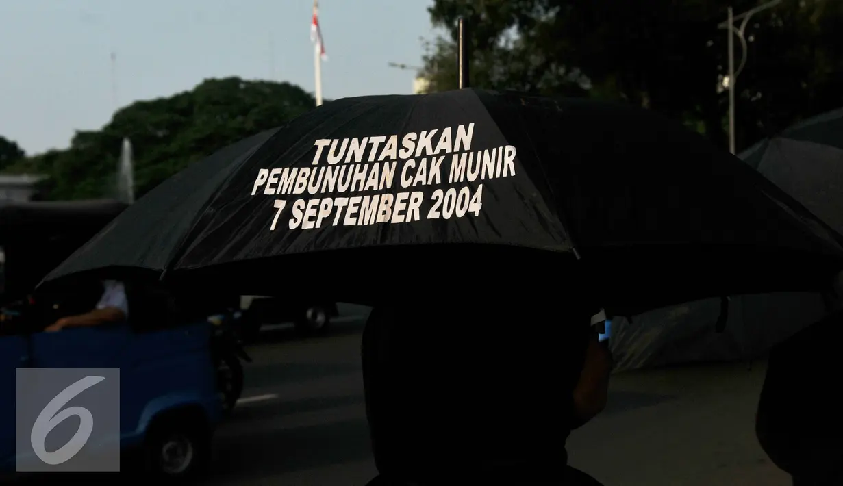 Aktivis Jaringan Solidaritas Korban untuk Keadilan menggelar aksi Kamisan ke-457 di depan Istana Merdeka, Jakarta, Kamis (1/9). (Liputan6.com/Gempur M Surya)