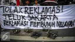 Para demonstran membentangkan spanduk saat menggelar aksi Tolak Reklamasi Teluk Jakarta di Depan Istana, Jakarta, Senin (19/9). Mereka menolak pelaksanaan reklamasi Teluk Jakarta meski pemerintah sepakat melanjutkannya. (Liputan6.com/Faizal Fanani)