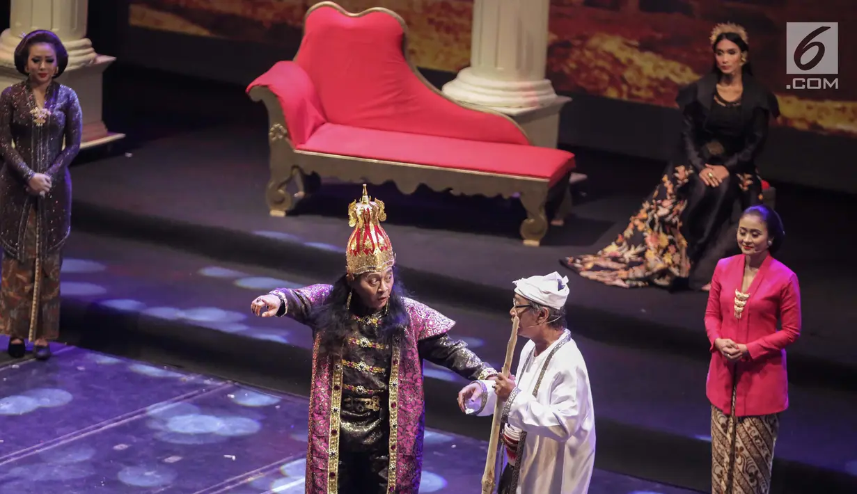 Seniman Sujiwo Tedjo (kiri) bersama Butet Kertaradjasa beradu akting dalam teater musikal bertajuk "Satyam Eva Jataye" di Taman Ismail Marzuki, Jakarta Pusat, Selasa (23/1). (Liputan6.com/Faizal Fanani)