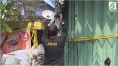 Polisi melakukan olah TKP rumah kos yang terbakar di Surabaya. Akibat kebakaran tersebut delapan orang tewas.