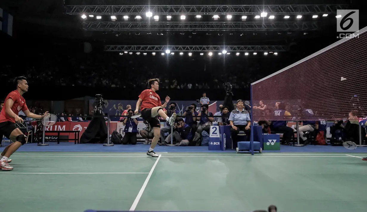 Ganda Campuran Indonesia Tontowi Ahmad/Liliyana Natsir melakukan selebrasi usai meraih poin saat melawan Dukyoung Kim/Kim Ha Na (Korea) pada laga pertama Indonesia Open 2017 di Jakarta, Selasa (13/6). (Liputan6.com/Faizal Fanani)