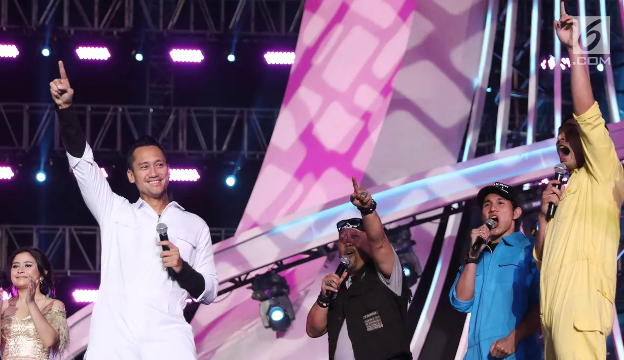 Abimana Aryasatya, Vino G. Bastian, Tora Sudiro dan Indro Warkop menghibur penonton sekaligus mempromosikan film Warkop DKI Reborn: Jangkrik Boss Part 2 pada HUT Ke-27 SCTV di JIExpo Kemayoran, Jakarta, Kamis (24/8). (Liputan6.com/Immanuel Antonius)