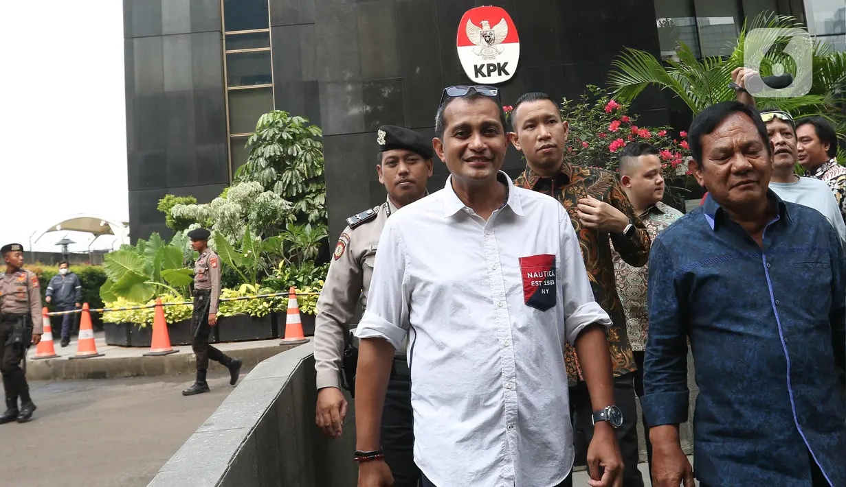 “Mengenai materi klarifikasi saya ini kan guru besar ilmu hukum jadi tau persis mana yang harus disampaikan ke publik mana yang tidak harus disampaikan ke publik. Semua materi klarifikasi itu bersifat rahasia,” ujarnya usai menjalani klarifikasi.  (Liputan6.com/Herman Zakharia)