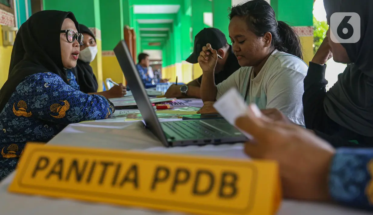 Wali siswa calon peserta didik baru mengajukan pembuatan akun Penerimaan Peserta Didik Baru (PPDB) di SD Grogol Selatan 08, Jakarta, Senin (20/5/2024). (Liputan6.com/Angga Yuniar)