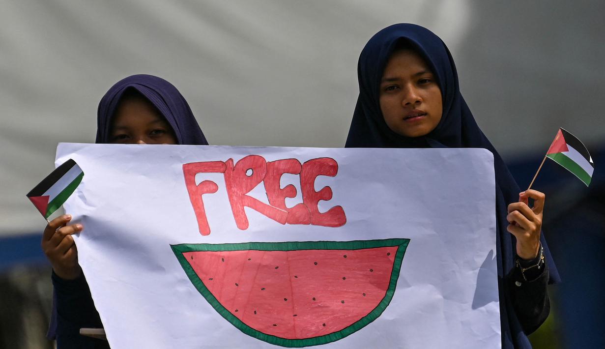 Para aktivis pro-Palestina mengambil bagian dalam aksi protes terhadap tindakan Israel di Gaza, di Banda Aceh pada 18 Mei 2024. (CHAIDEER MAHYUDDIN/AFP)