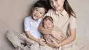 Nah, seperti ini potret Embun saat bersama kedua adiknya. Sosok kakak yang lembut dan penyayang banget, ya. (instagram.com/omeshomesh)
