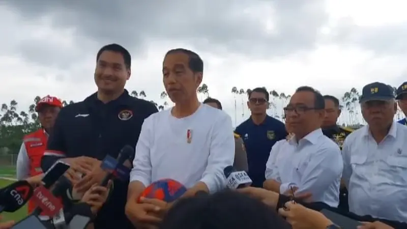 Presiden Jokowi terlihat memakai kaus putih sambil memegang sebuah bola di Ibu Kota Nusantara (IKN), Kalimantan Timur, Selasa (13/8/2024). Tampak Jokowi didampingi Menteri Pemuda dan Olahraga yang juga politikus Partai Golkar, Dito Ariotedjo.