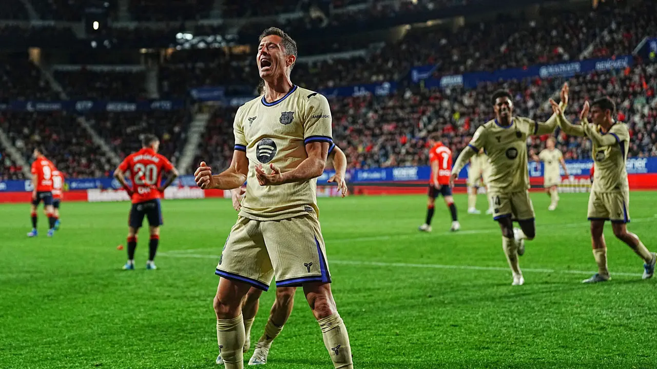 Selebrasi Robert Lewandowski usai mencetak gol di laga Osasuna vs Barcelona di pekan ke-34 Liga Spanyol 2025/2026 di El Sadar, Minggu (03/05/2026) dini hari WIB.