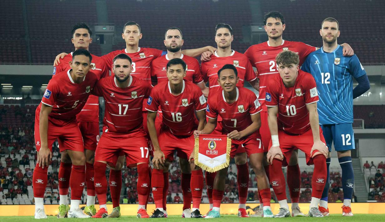 Pelatih asal Inggris itu berhasil mempersembahkan sebuah kemenangan meyakinkan untuk Timnas Indonesia. Tampak dalam foto, pemain Timnas Indonesia berfoto bersama jelang melawan Saint Kitts and Nevis pada ajang FIFA Series 2026 di Stadion Utama Gelora Bung Karno (SUGBK), Jumat (27/3/2026) malam WIB. (Bola.com/Abdul Aziz)