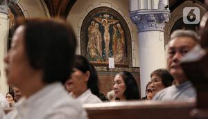 Dalam liturgi Gereja Katolik dikenal Tri Hari Suci, yakni Kamis Putih, Jumat Agung, dan Sabtu Suci atau tiga hari suci, dalam rangkaian perayaan Paskah. (Liputan6.com/Angga Yuniar)