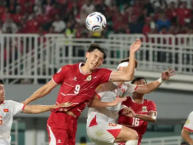 Penyerang Timnas Indonesia, Mitchell Baker (9), berduel udara dengan para pemain Vietnam pada laga ketiga Grup A Piala AFF 2026 di Stadion Pakansari, Bogor, Senin (3/8/2026) malam WIB. Mitchell Baker beberapa kali menjadi target umpan lambung skuad Garuda, namun gagal membawa Timnas Indonesia mencetak gol dalam laga yang berakhir dengan kekalahan 0-3 dari Vietnam. (Kapanlagi.com/Budy Santoso)