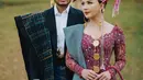 Dalam potret pre-weddingnya, Jessica Mila dan Yakup Hasibuan juga menampilkan diri mereka dibalut busana adat Batak. Jessica Mila sendiri memesona dalam balutan kebaya ungu, kain ulos hijau yang super cantik, lengkap dengan penutup kepala dan tas tangan yang serasi dengan kebayanya. Foto: Instagram.