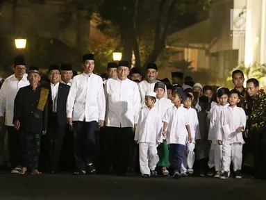 Presiden Joko Widodo (Jokowi) bersama anak-anak yatim se-Jabodetabek berjalan beriringan menuju masjid yang berada di halaman Istana, Jakarta, Senin (12/6). (Liputan6.com/Angga Yuniar)