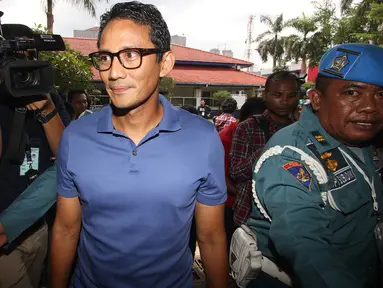 Cawagub DKI Jakarta 2017 Sandiaga Uno saat akan menjalani tes kesehatan di RSAL Dr. Mintoharjo, Jakarta, Sabtu (24/9). Sandiaga tiba dengan kaos kerah warna biru. (Liputan6.com/Immanuel Antonius)
