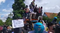 demo menolak penyekatan Suramadu di Balai Kota Surabaya. (Dian Kurniawan/Liputan6.com)