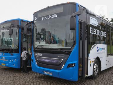 Deretan Bus Raya Terpadu (BRT) listrik baru sesaat sebelum diluncurkan di lapangan Monumen Nasional (Monas), Jakarta, Selasa (10/12/2024). (Liputan6.com/Herman Zakharia)