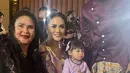Sementara itu, Ameena tampil menggemaskan mengenakan kebaya ungu dipadukan kain batik sebagai roknya. [@krisdayantilemos]