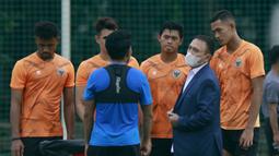 Ketua PSSI, Mochamad Iriawan, berbincang dengan para pemain saat mengunjungi latihan Timnas Indonesia proyeksi SEA Games 2021 di Lapangan Panahan, Jakarta, Rabu (10/2/2021). (Bola.com/Muhammad Iqbal Ichsan).