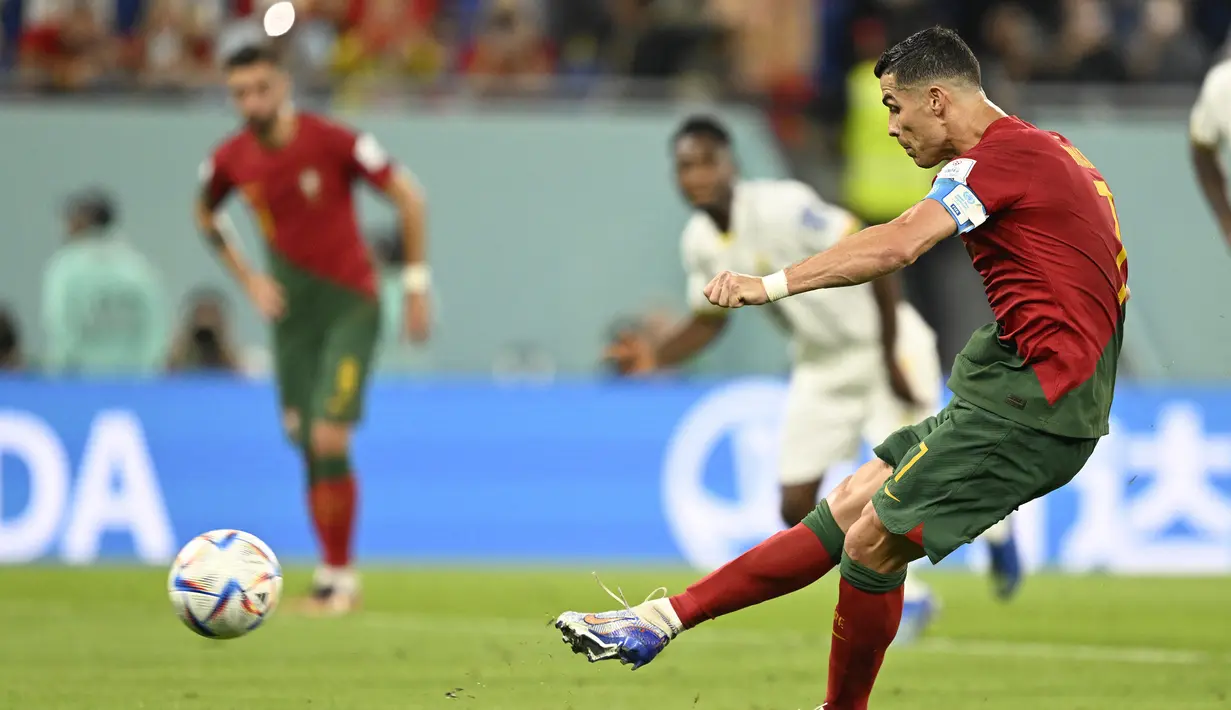 Cristiano Ronaldo. Striker Portugal yang menjalani Piala Dunia kelimanya ini menjadi pemain tertua kedua yang mampu mencetak gol pada Piala Dunia 2022 Qatar. Satu-satunya gol tersebut dicetaknya melalui eksekusi penalti saat Portugal menang 3-2 atas Ghana di laga perdana fase grup (24/11/2022). Saat itu ia berusia 37 tahun, 9 bulan dan 19 hari. (Patricia De Melo Moreira)