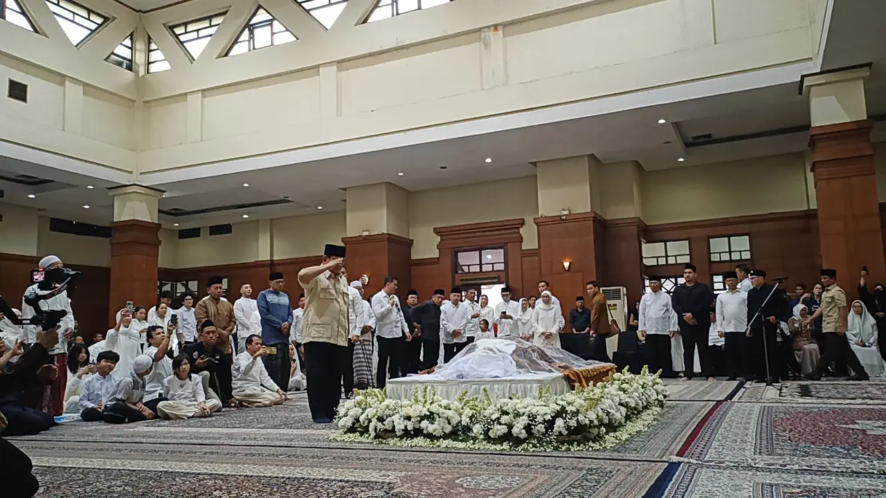 Presiden Prabowo Subianto melayat ke rumah duka tokoh pencak silat, Mayjen TNI (Purn) Eddie Nalapraya di Padepokan Pencak Silat Taman Mini Indonesia Indah (TMII) Jakarta Timur, Selasa (13/5/2025) (Liputan6.com/Lizsa Egeham)