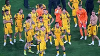 Para pemain Inter Milan tampak kecewa setelah gagal meraih trofi Liga champions 2024/2025 di Stadion Allianz Arena, Minggu (01/06/2025) dini hari WIB. Nerazzurri takluk lima gol tanpa balas dari PSG. (AFP/Kirill Kudryavtsev)