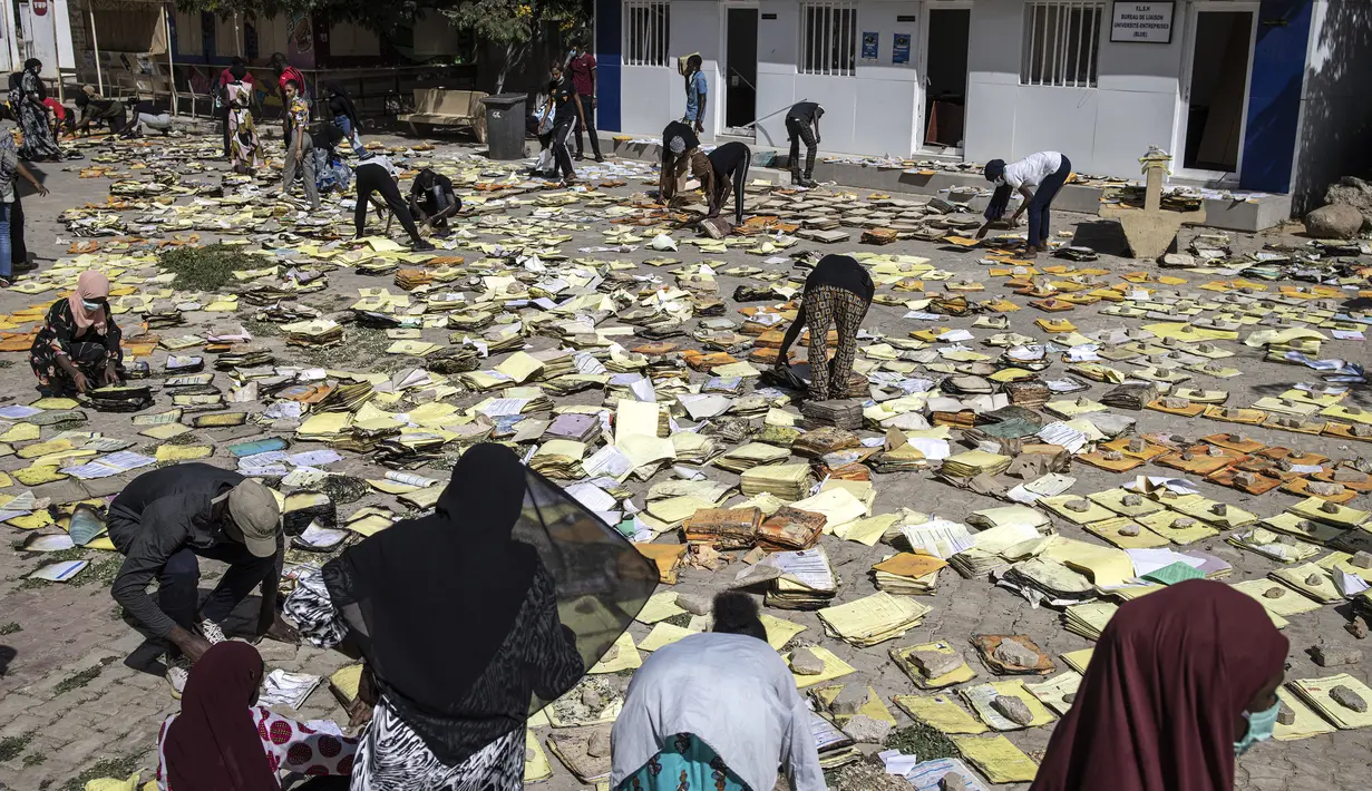 Dokumen staf, dosen, peneliti dan administrator, serta arsip mantan mahasiswa juga hancur, katanya. (JOHN WESSELS / AFP)