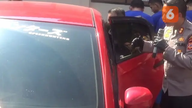 Kapolres Sukabumi AKBP Tony Prasetyo saat menunjukkan barang bukti kasus pembunuhan IRT oleh tersangka sepasang kekasih (Liputan6.com/Fira Syahrin).