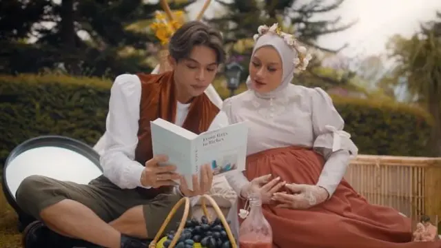 Ungkap Jenis Kelamin Anak, Ini 7 Potret Maternity Dinda Hauw dan Rey Mbayang