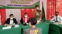 Suasana Sidang Pelanggar Prokes PPKM Darurat Di Kota Serang, Banten. Rabu (07/07/2021). (Dokumentasi Polres Serang Kota).
