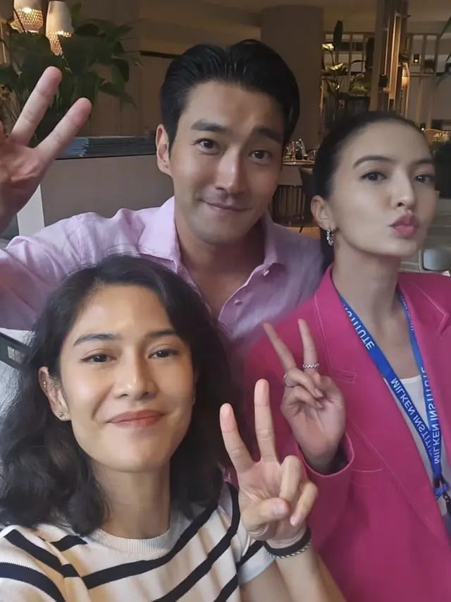 Raline Shah dan Dian Sastrowardoyo saat Berfoto Bersama Siwon. [@therealdisastr]