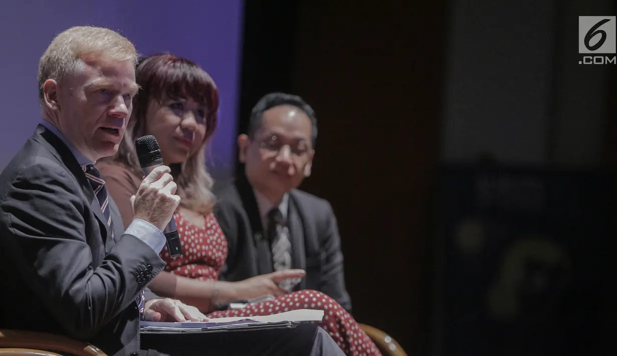 Duta Besar Uni Eropa untuk Indonesia Vincent Guerend memberi keterangan jelang penyelenggaraaan Europe on Screen (EOS) di Goethe-Institut Jakarta, Selasa (2/4). Europe on Screen merupakan salah satu festival film internasional. (Liputan6.com/Faizal Fanani)