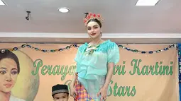 Sama seperti sang ibunda, Razeen juga terlihat tampan dengan baju khas Sulawesi Selatan. Ia pun tampil penuh percaya diri di atas panggung. Anak ketiga Nourah dan Teuku Rafly itu tak berhenti tersenyum di sepanjang acara. (Liputan6.com/IG/@nourahsheivirah)