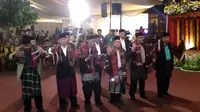 Pesta adat sudah dimulai adat pada rangkaian ngunduh mantu Kahiyang Ayu-Bobby Nasution. Dari keluarga-keluarga Nasution sedang menari tortor. (Foto: M Iqbal Harahap)
