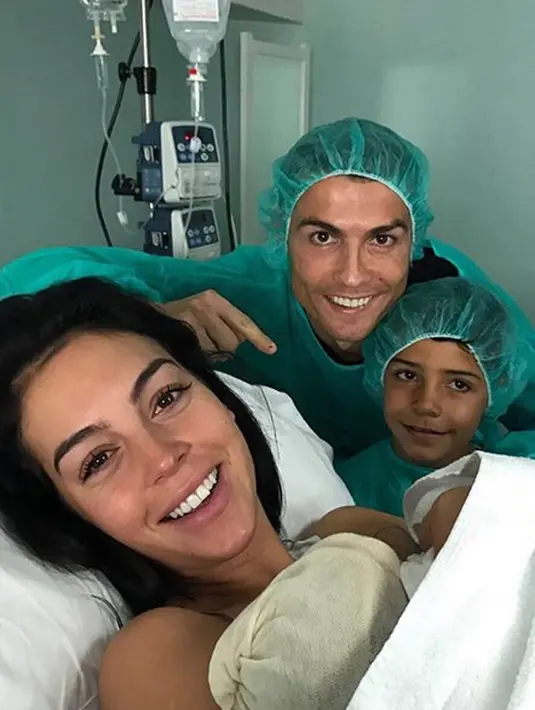 Keromantisan memang selalu terlihat dari Ronaldo dan Georgina di berbagai kesempatan. Bahkan pesepak bola yang satu ini juga sering mengunggah kebersamaan mereka. (Instagram/cristiano)